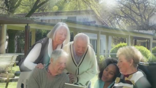 Två Pensionerade Par Utomhus Spelar Med Tablett Med Unga Afrikanska — Stockvideo