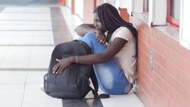 Szkoła Zastraszanie Zdenerwowany Afro Amerykański Nastolatek Kobiece Siedząc Korytarzu Szkoły — Wideo stockowe