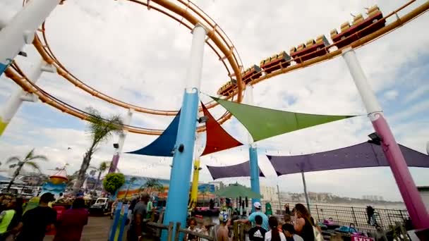 Santa Monica Augustus 2017 Toeristen Santa Monica Pretpark Roller Coaster — Stockvideo