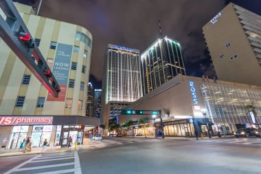 Miami - 27 Mart 2018: Sokak görünümü şehir binaları geceleri. Miami her yıl 20 milyon turist çeken.