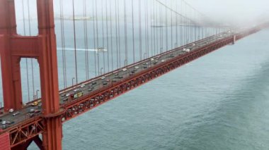 San Francisco Golden Gate Köprüsü ve şehir şeridinin güzel havadan görünümü. Video