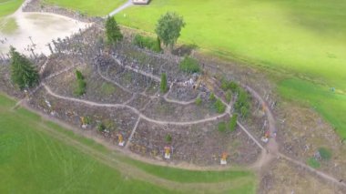 Tepe çarpılar Kuzey Litvanya, hac yüzlerce yıldır, video sitesi
