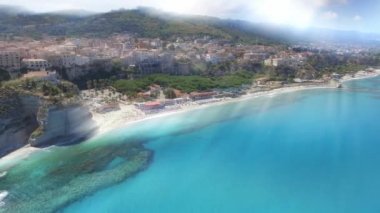Tropea Sahili ve kale, Calabria, İtalya. Video