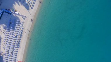 Sandalye ve şemsiye okyanusun video boyunca güzel havadan görünümü 
