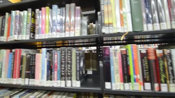 公共図書館の中のサンフランシスコ 2017 中央図書館は シビック センターに位置して — ストック動画