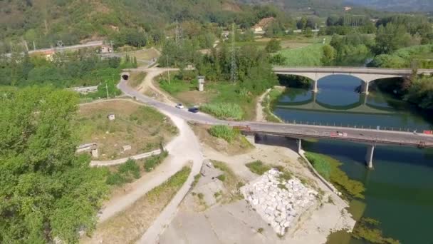 Vista Aérea Puentes Través Del Río Naturaleza Pintoresca — Vídeos de Stock