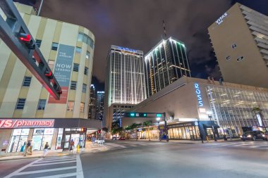 Miami - 27 Mart 2018: Sokak görünümü şehir binaları geceleri. Miami her yıl 20 milyon turist çeken.