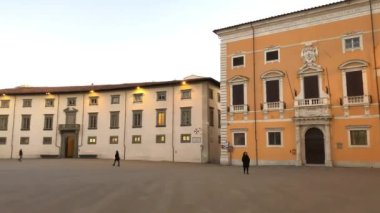 Ek yükü hava panoramik şövalyeler meydanında Pisa, İtalya. Video