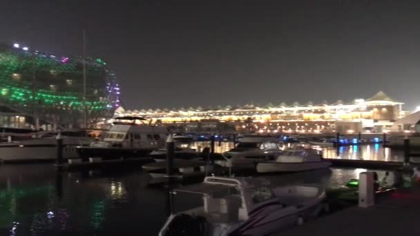 アブダビの夜ダウンタウン ウィンドウ Uniated アラブ首長国連邦 ビデオを介して表示します — ストック動画