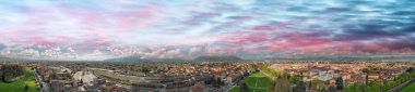 Gün batımında, Tuscany Lucca. Bahar panoramik havadan görünümü.