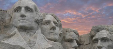 rushmore Dağı Güney Dakota'da panoramik manzaralı günbatımında ABD.