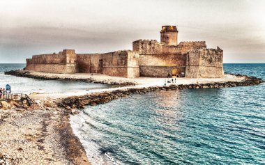 Hava görünümünü Aragonca Kalesi, günbatımı, Calabria, İtalya.