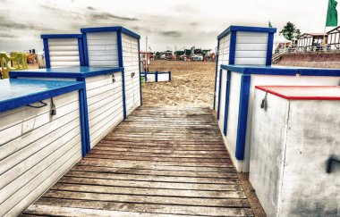 Sahilde güzel renkli ahşap kabin.