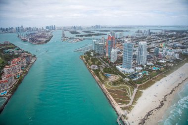 Güney Pointe Park, Fisher Island ve Miami manzarası, helikopter havadan görünümü.