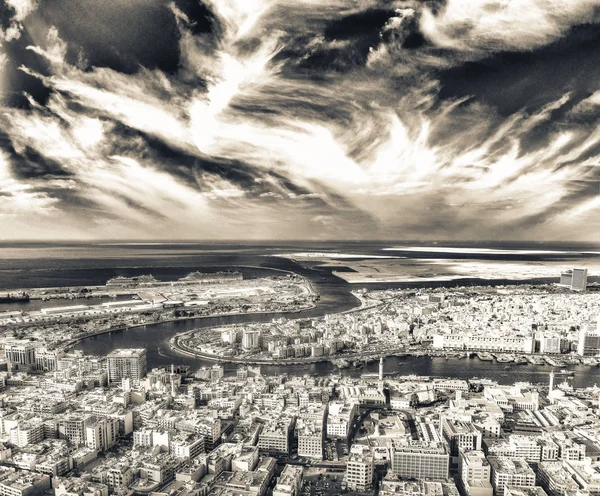 与阿联酋德伊勒地平线蜿蜒的迪拜小溪鸟瞰图 — 图库照片
