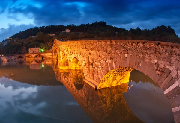 イタリア 夜の悪魔橋の色と反射 — ストック写真