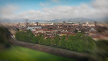 Lucca, Toskana'daki antik şehrin panoramik havadan görünümü.