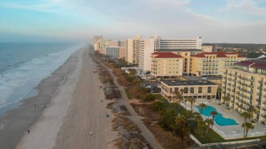 Myrtle Beach manzarası ve günbatımı, Güney Carolina Denizi havadan görünümü.