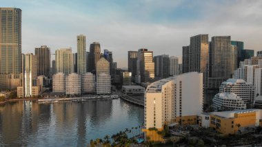 Miami - 31 Mart 2018: Brickell anahtar ve Downtown Miami Hava görünümünü. Şehir her yıl 20 milyon turist çeken.