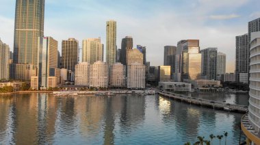 Gündoğumu, Brickell anahtar ve Downtown Miami havadan görünümü.