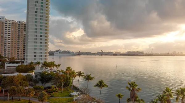 Brickell Key Och Downtown Miami Flygfoto Sunrise — Stockfoto