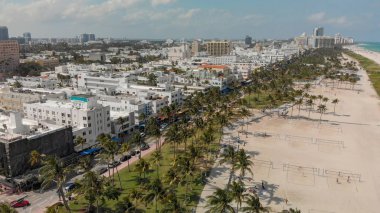 Bir güzel bahar gününde Miami Beach ve Ocean Drive havadan görünümü.