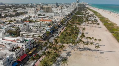 Bir güzel bahar gününde Miami Beach ve Ocean Drive havadan görünümü.