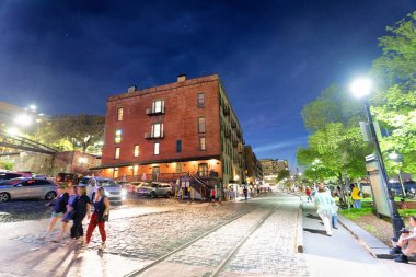 SAVANNAH, GA - 2 Nisan 2018: Turistler geceleri şehir sokaklarının tadını çıkarıyorlar. Savannah yılda 15 milyon turisti ağırlıyor.