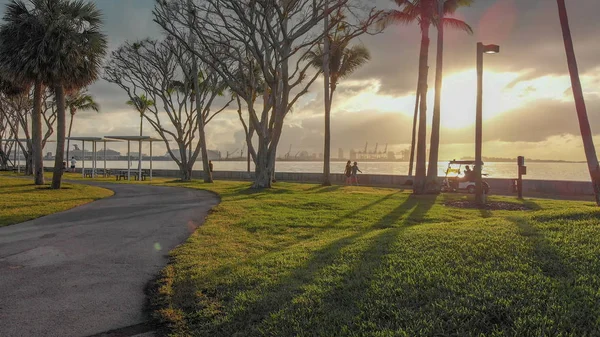 Avuç Içi Brickell Anahtar Miami Şafakta Havadan Görünümü — Stok fotoğraf