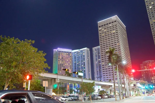 Verkeer Langs Downtown Miami Straten Nachts — Stockfoto