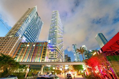Gece, Miami şehir sokakları havadan görünümü.