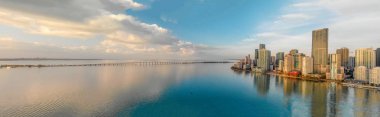 Miami ve gündoğumu, okyanus panoramik havadan görünümü.