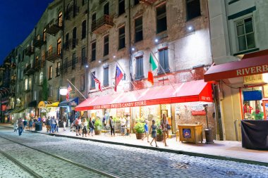SAVANNAH, GA - 2 Nisan 2018: Turistler geceleri şehir sokaklarının tadını çıkarıyorlar. Savannah yılda 15 milyon turisti ağırlıyor.