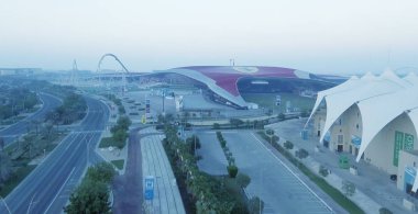 Abu Dhabi, Birleşik Arap Emirlikleri - Aralık 2016: Ferrari dünyasına havadan görünümü. Abu Dabi her yıl 10 milyon turist çeken.