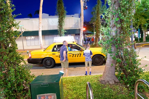 Miami Beach Fll März 2018 Touristen Und Taxi Lincoln Straße — Stockfoto