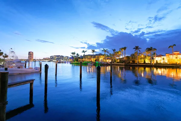 Boca Raton vakantiehuizen reflecties met privé zwembad bij nacht, Florida — Stockfoto