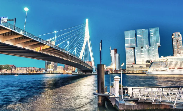Rotterdam Una Città Caratterizzata Dall Architettura Moderna Skyline Notturno — Foto Stock