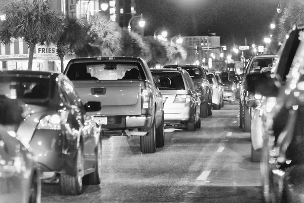 默特尔海滩 2018年4月4日 城市汽车交通在晚上 这座城市是著名的旅游胜地 — 图库照片