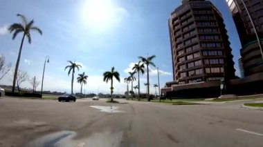 Palm Beach street, Florida, ABD, panoramik günbatımı hava görünümünü görüntülemek Araba, zaman atlamalı sürüş 