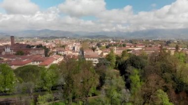 Lucca kırsal havadan görünümü, Toskana, İtalya. Video
