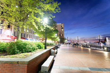 SAVANNAH, GA - 2 Nisan 2018: Turistler geceleri şehir sokaklarının tadını çıkarıyorlar. Savannah yılda 15 milyon turisti ağırlıyor.