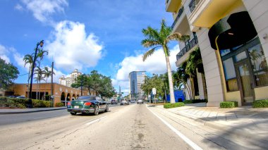 PALM BEACH, FL - Nisan 2018: şehir caddelerinde trafik. Palm Beach, Florida 'nın en büyük ilgi odağı..