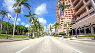 PALM BEACH, FL - Nisan 2018: şehir caddelerinde trafik. Palm Beach, Florida 'nın en büyük ilgi odağı..