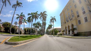 PALM BEACH, FL - Nisan 2018: şehir caddelerinde trafik. Palm Beach, Florida 'nın en büyük ilgi odağı..