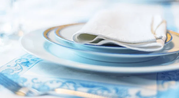 Apparecchiatura tavola con piatti bianchi, posate vintage, tovaglioli di lino — Foto Stock
