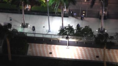 Şehir merkezindeki aydınlık caddenin hava görüntüleri.