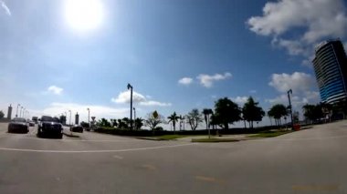 Palm Beach street, Florida, ABD, panoramik günbatımı hava görünümünü görüntülemek Araba, zaman atlamalı sürüş 