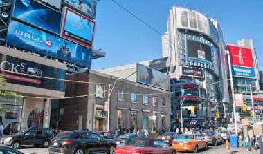 Toronto - Ağustos 17: Turist şehir sokakları, 17 Ağustos 2009 Toronto tadını çıkarın. Dokuz milyon kişi şehir her yıl ziyaret.