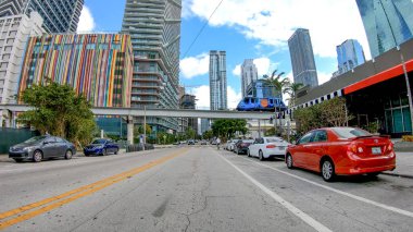 Miami - Nisan 2018: Trafik şehir merkezinde. Miami her yıl 20 milyon turist çeken.