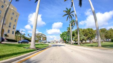 Güzel bir güneşli gün, Florida Palm Beach sokaklarda